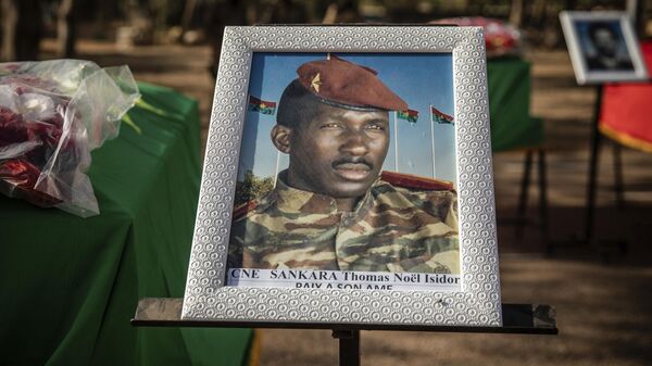 Imagem de Thomas Sankara é exibida ao lado de seu caixão durante uma cerimônia de sepultamento em Ouagadougou. Burkina Faso, 23 de fevereiro de 2023 - Sputnik Brasil