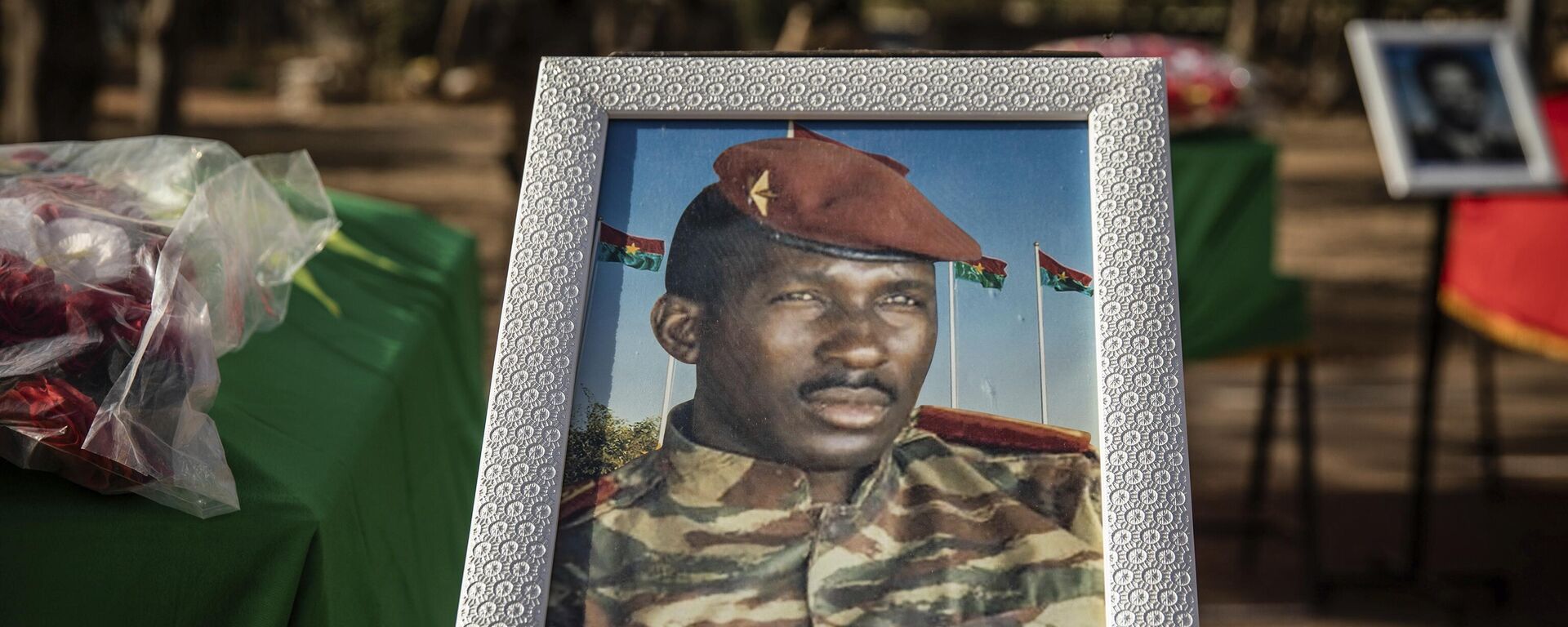 Imagem de Thomas Sankara é exibida ao lado de seu caixão durante uma cerimônia de sepultamento em Ouagadougou. Burkina Faso, 23 de fevereiro de 2023 Imagem de Thomas Sankara é exibida ao lado de seu caixão durante uma cerimônia de sepultamento em Ouagadougou. Burkina Faso, 23 de fevereiro de 2023 - Sputnik Brasil, 1920, 16.05.2025