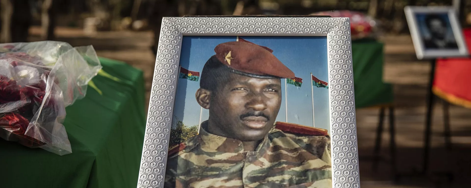 Imagem de Thomas Sankara é exibida ao lado de seu caixão durante uma cerimônia de sepultamento em Ouagadougou. Burkina Faso, 23 de fevereiro de 2023 - Sputnik Brasil, 1920, 16.05.2025