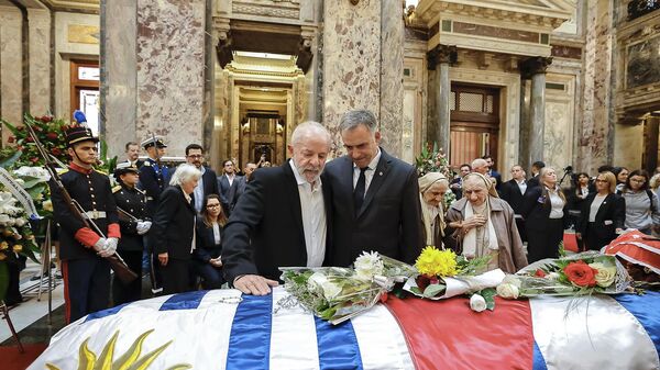 O presidente do Brasil, Luiz Inácio Lula da Silva, com seu homólogo uruguaio, Yamandú Orsi, no funeral do ex-presidente José Pepe Mujica, em 15 de maio de 2025 - Sputnik Brasil