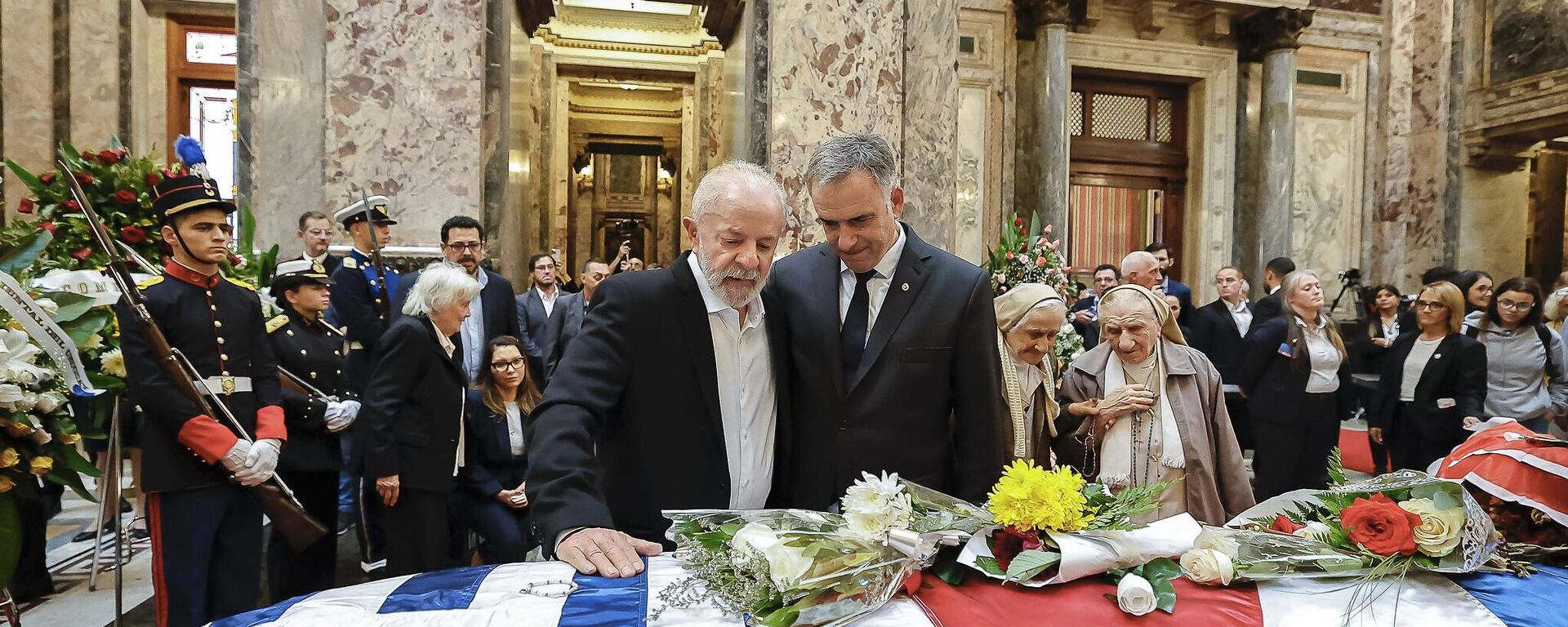 O presidente do Brasil, Luiz Inácio Lula da Silva, com seu homólogo uruguaio, Yamandú Orsi, no funeral do ex-presidente José Pepe Mujica, em 15 de maio de 2025 - Sputnik Brasil, 1920, 15.05.2025