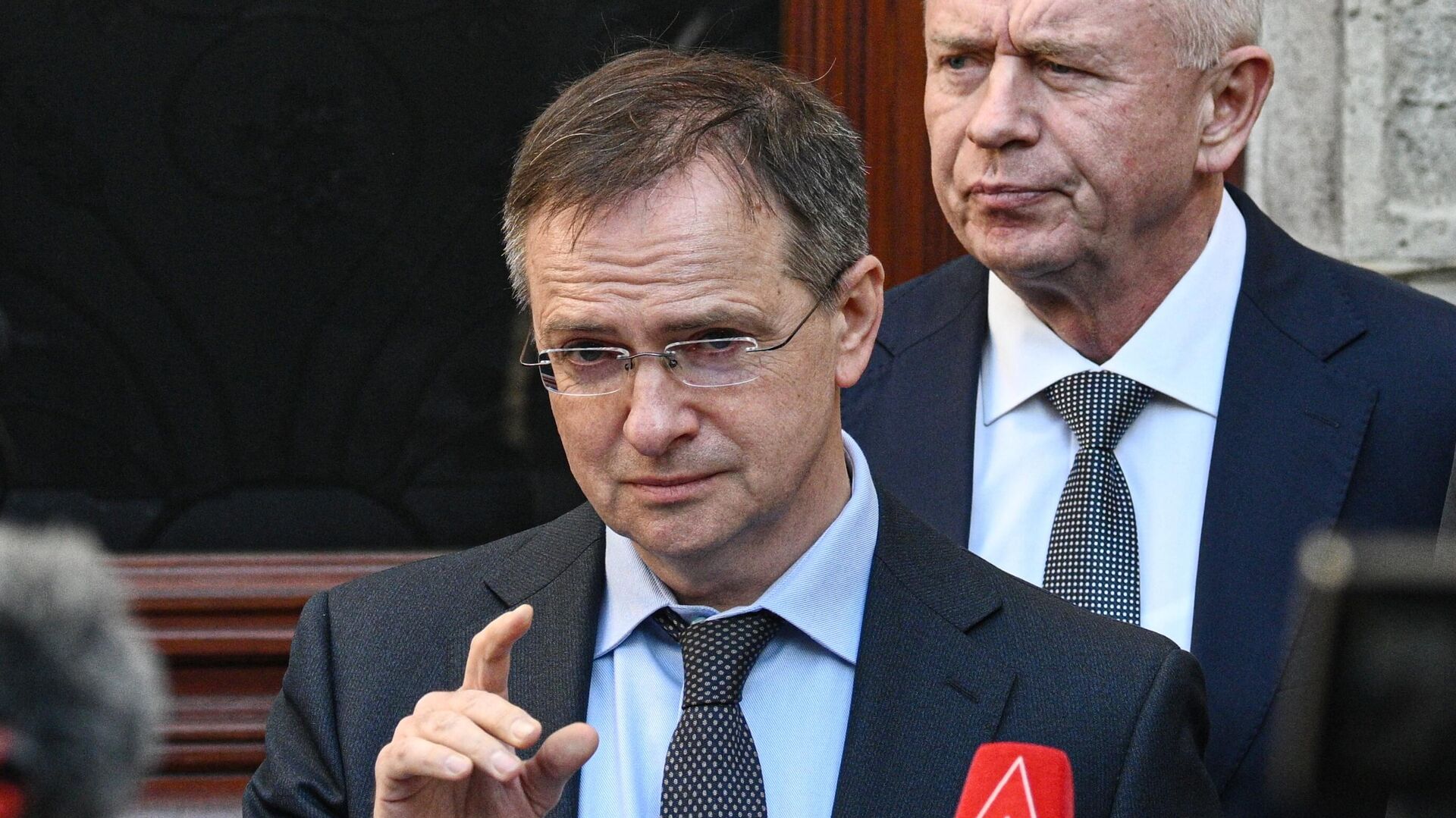Assessor do presidente da Federação da Rússia, Vladimir Medinsky, vice-ministro da Defesa da Federação da Rússia, Aleksandr Fomin (à direita), durante conferência de imprensa da delegação russa. Istambul, 15 de maio de 2025 Assessor do presidente da Federação da Rússia, Vladimir Medinsky, vice-ministro da Defesa da Federação da Rússia, Aleksandr Fomin (à direita), durante conferência de imprensa da delegação russa. Istambul, 15 de maio de 2025 - Sputnik Brasil, 1920, 09.06.2025