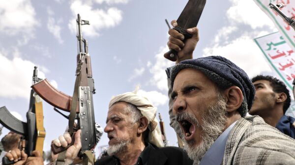 Simpatizantes do movimento Ansar Allah, como são conhecidos os houthis, se reúnem em marcha no Iêmen contra os EUA e Israel, em 25 de abril de 2025 - Sputnik Brasil