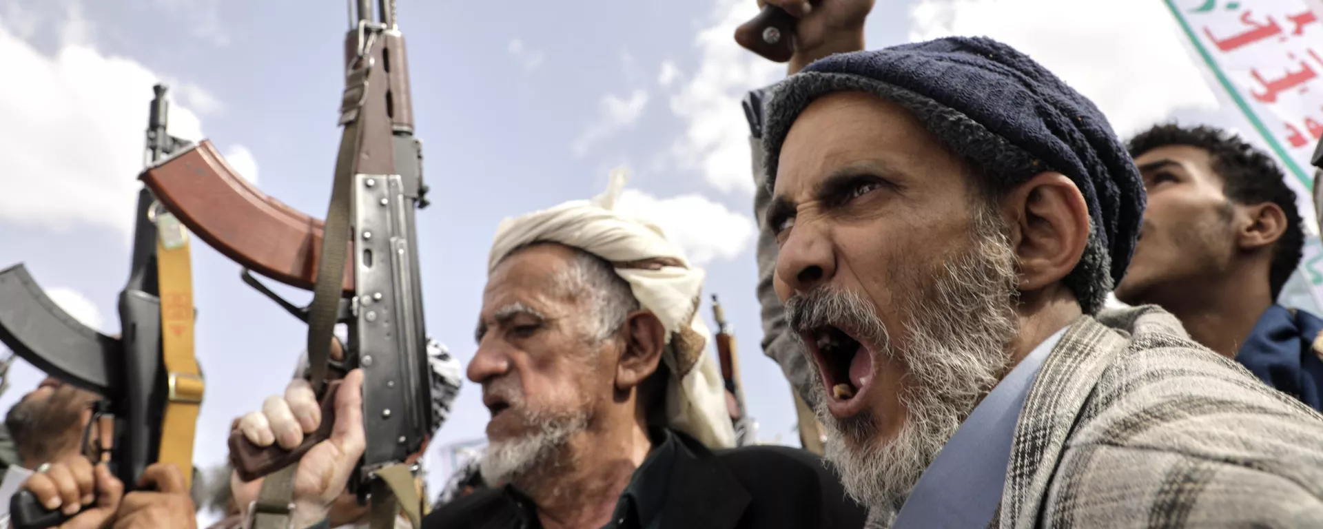 Simpatizantes do movimento Ansar Allah, como são conhecidos os houthis, se reúnem em marcha no Iêmen contra os EUA e Israel, em 25 de abril de 2025 - Sputnik Brasil, 1920, 15.05.2025