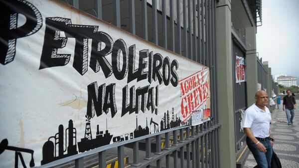 Faixas de greve colocadas na sede da Petrobras, no Centro do Rio de Janeiro (RJ), durante paralisação de petroleiros em vários estados reivindicando 10% de reajuste salarial, em 2015 - Sputnik Brasil