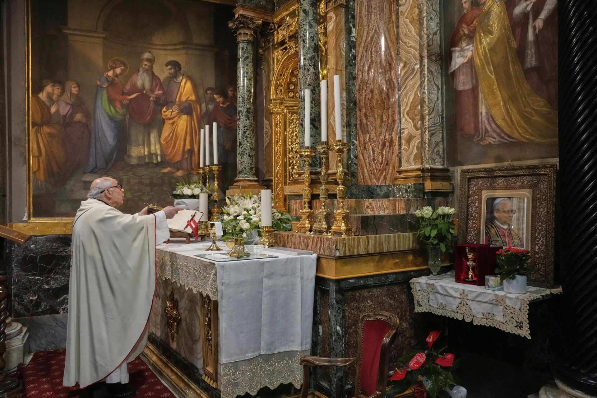 O frade agostiniano Paolo Angelone celebra a missa no Santuário de Nossa Mãe do Bom Conselho em Genazzano, Itália, 15 de maio de 2025 O frade agostiniano Paolo Angelone celebra a missa no Santuário de Nossa Mãe do Bom Conselho em Genazzano, Itália, 15 de maio de 2025