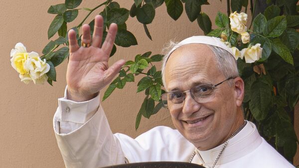 O Papa Leão XIV deixa a Casa Geral dos Agostinianos em Roma após visita, 13 de maio de 2025  - Sputnik Brasil