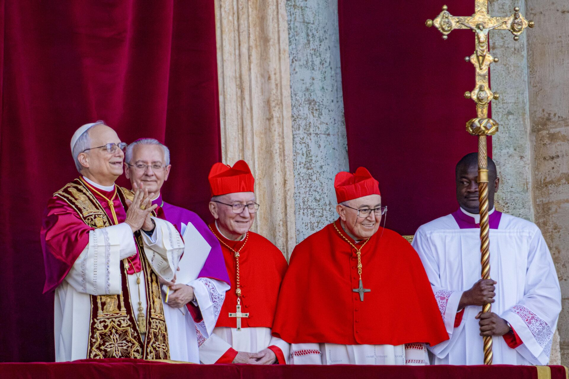 O recém-eleito Papa Leão XIV, antes Cardeal Robert Francis Prevost, aparece na Basílica de São Pedro, no Vaticano, logo após sua eleição como o 267º pontífice da Igreja Católica Romana, 8 de maio de 2025 O recém-eleito Papa Leão XIV, antes Cardeal Robert Francis Prevost, aparece na Basílica de São Pedro, no Vaticano, logo após sua eleição como o 267º pontífice da Igreja Católica Romana, 8 de maio de 2025