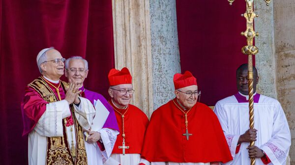 O recém-eleito Papa Leão XIV, antes Cardeal Robert Francis Prevost, aparece na Basílica de São Pedro, no Vaticano, logo após sua eleição como o 267º pontífice da Igreja Católica Romana, 8 de maio de 2025 - Sputnik Brasil