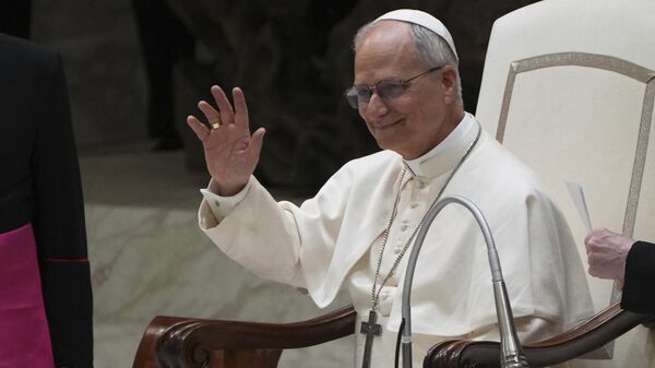 O Papa Leão XIV se reúne com jornalistas na Sala Paulo VI no Vaticano, 12 de maio de 2025 - Sputnik Brasil