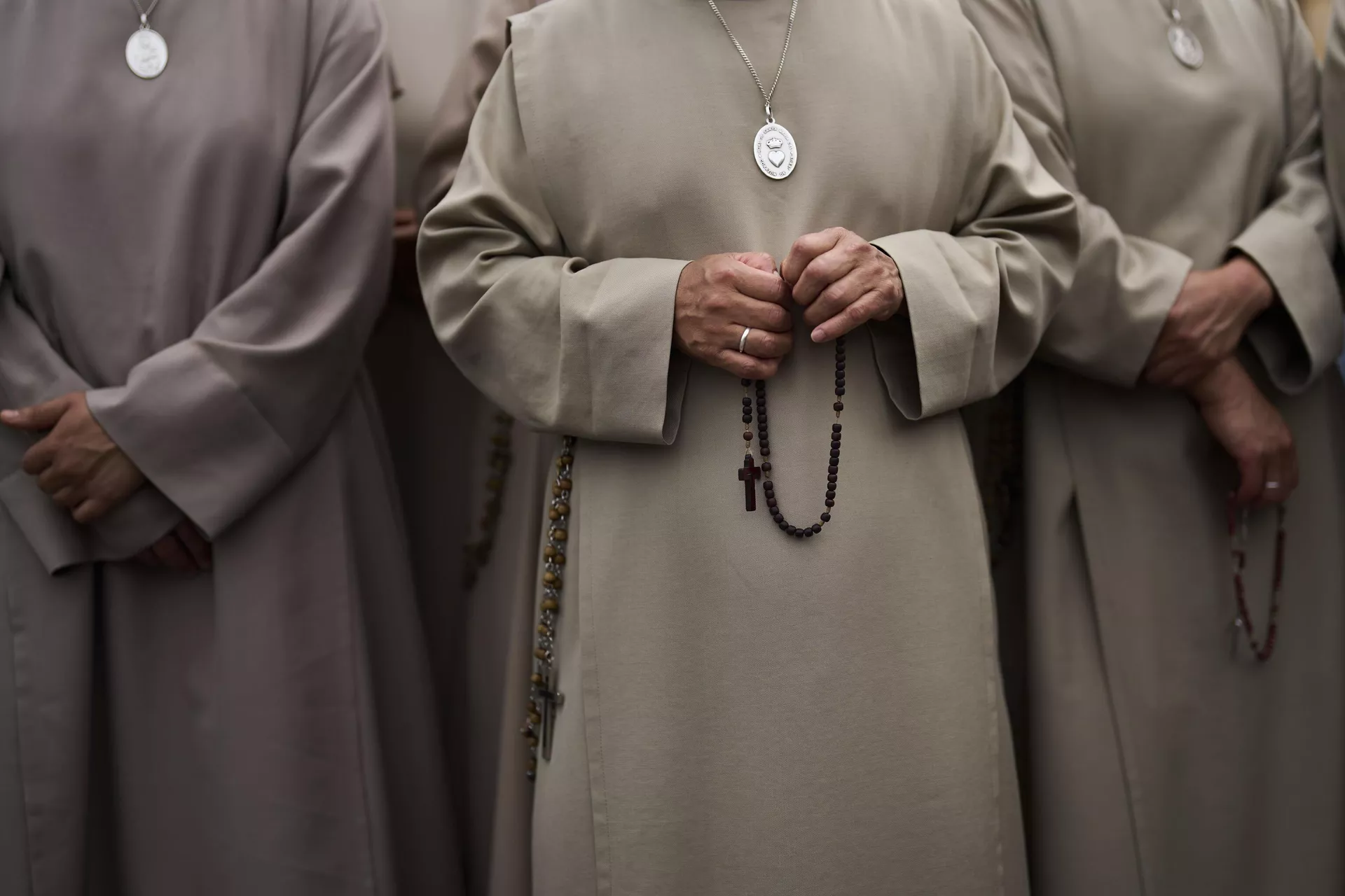 Freiras seguram rosários enquanto o Papa Leão XIV conduz sua primeira oração dominical, na Praça de São Pedro, no Vaticano, 11 de maio de 2025 - Sputnik Brasil, 1920, 16.05.2025