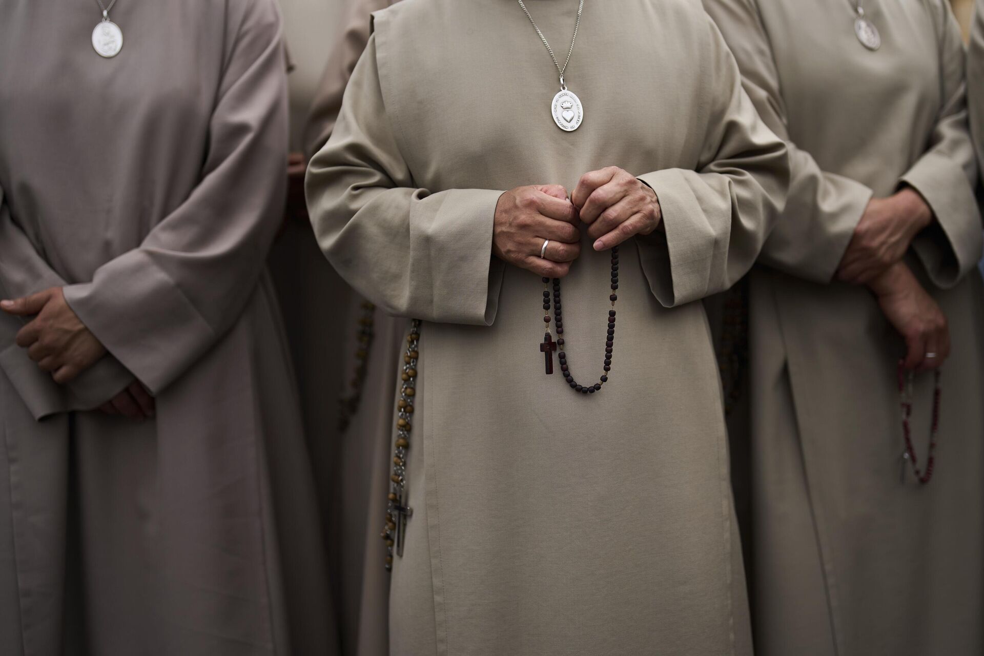 Freiras seguram rosários enquanto o Papa Leão XIV conduz sua primeira oração dominical, na Praça de São Pedro, no Vaticano, 11 de maio de 2025 Freiras seguram rosários enquanto o Papa Leão XIV conduz sua primeira oração dominical, na Praça de São Pedro, no Vaticano, 11 de maio de 2025