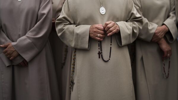 Freiras seguram rosários enquanto o Papa Leão XIV conduz sua primeira oração dominical, na Praça de São Pedro, no Vaticano, 11 de maio de 2025 - Sputnik Brasil