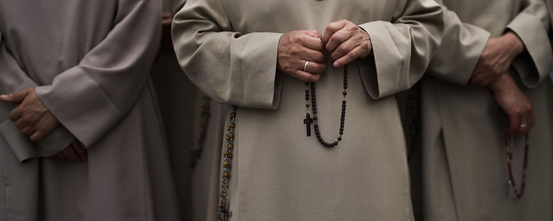 Freiras seguram rosários enquanto o Papa Leão XIV conduz sua primeira oração dominical, na Praça de São Pedro, no Vaticano, 11 de maio de 2025 - Sputnik Brasil, 1920, 04.04.2026