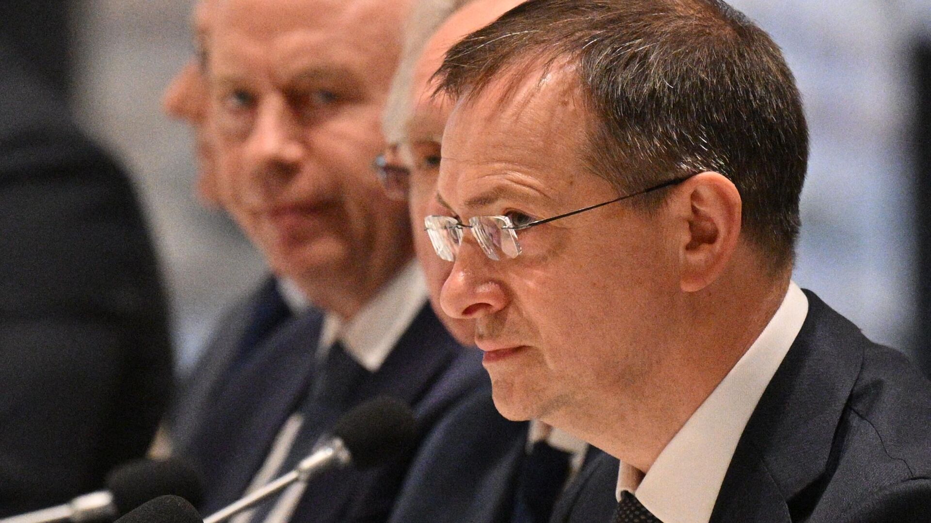 Vladimir Medinsky, assessor do presidente da Rússia, nas negociações entre as delegações da Rússia e da Ucrânia em Istambul, em 16 de maio de 2025 Vladimir Medinsky, assessor do presidente da Rússia, nas negociações entre as delegações da Rússia e da Ucrânia em Istambul, em 16 de maio de 2025 - Sputnik Brasil, 1920, 07.06.2025