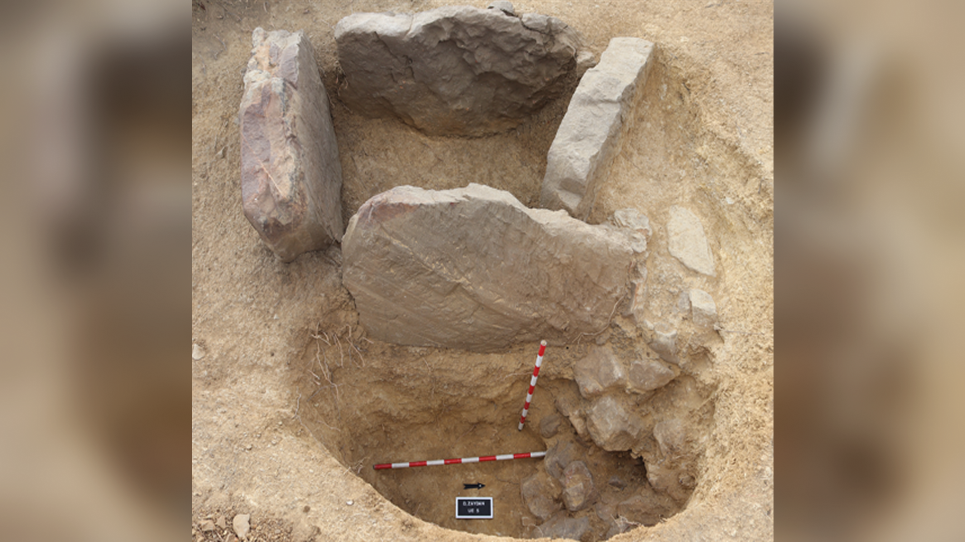 Um dos túmulos revestidos de pedra recém-descobertos, conhecido como cisterna funerária. Um dos túmulos revestidos de pedra recém-descobertos, conhecido como cisterna funerária.