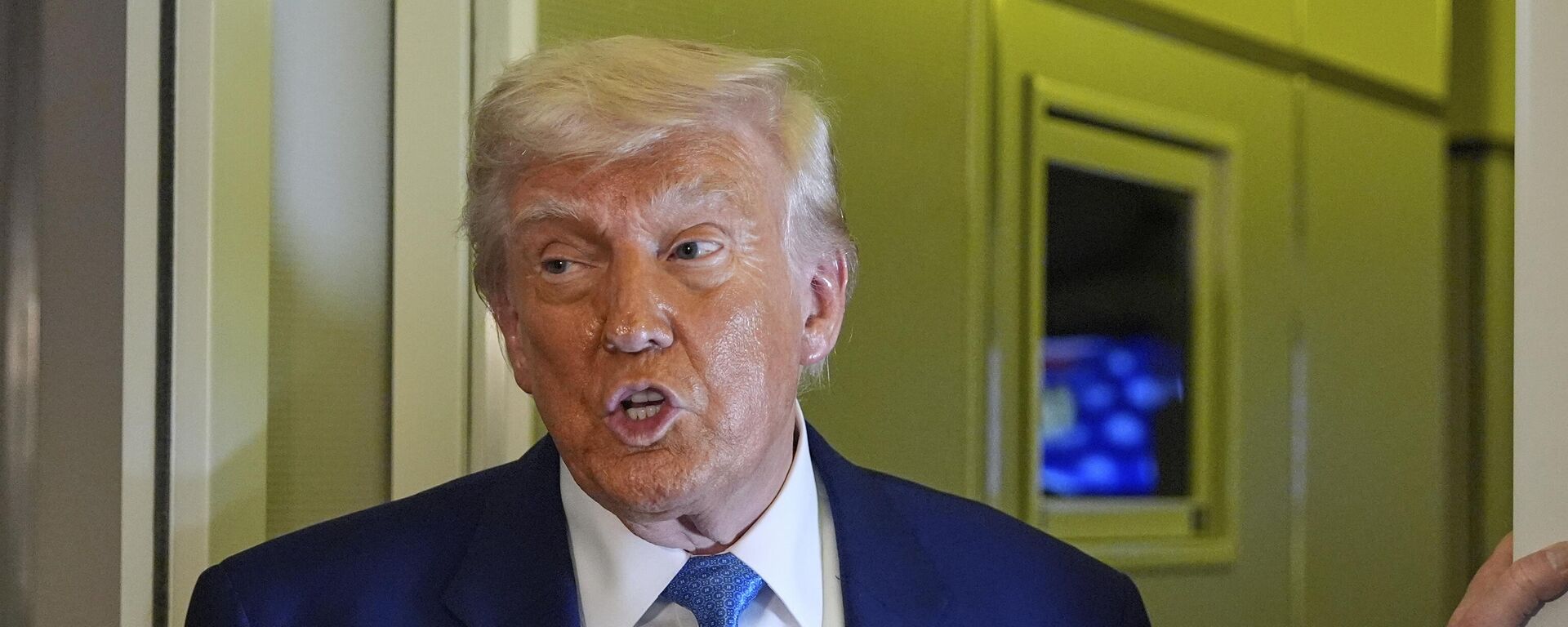 Donald Trump fala no Air Force One no Aeroporto Internacional de Abu Dhabi antes de decolar. Emirados Árabes Unidos, 16 de maio de 2025. - Sputnik Brasil, 1920, 17.06.2025