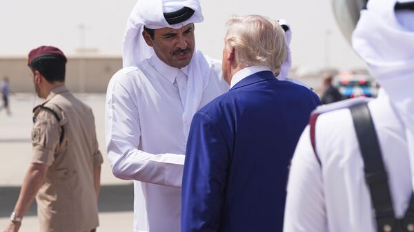 O Emir do Catar, Sheikh Tamim bin Hamad Al Thani, se despede do presidente Donald Trump na Base Aérea de Al Udeid, na quinta-feira, 15 de maio de 2025, em Doha, Catar. - Sputnik Brasil
