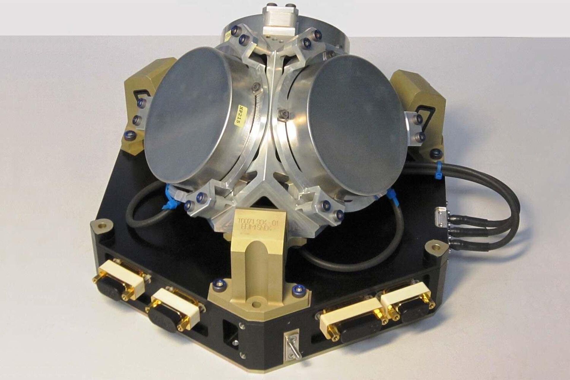 Este é o Astrix 1090, o modelo de unidade de medição inercial (IMU/IRU) da série Astrix 1000, desenvolvido para aplicações espaciais, especialmente em satélites e sondas de longa duração que utiliza giroscópios de fibra óptica (FOG, na sigla em inglês) Este é o Astrix 1090, o modelo de unidade de medição inercial (IMU/IRU) da série Astrix 1000, desenvolvido para aplicações espaciais, especialmente em satélites e sondas de longa duração que utiliza giroscópios de fibra óptica (FOG, na sigla em inglês)