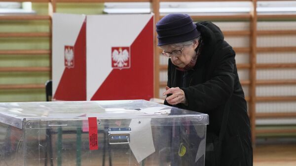 Eleitores depositaram seus votos nas seções eleitorais abertas no primeiro turno das eleições presidenciais da Polônia em Varsóvia, 18 de maio de 2025 - Sputnik Brasil