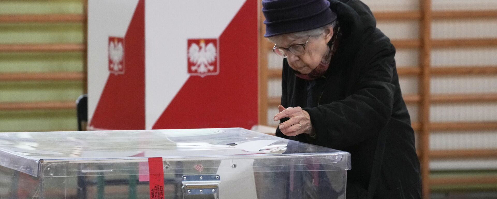 Eleitores depositaram seus votos nas seções eleitorais abertas no primeiro turno das eleições presidenciais da Polônia em Varsóvia, 18 de maio de 2025 - Sputnik Brasil, 1920, 18.05.2025