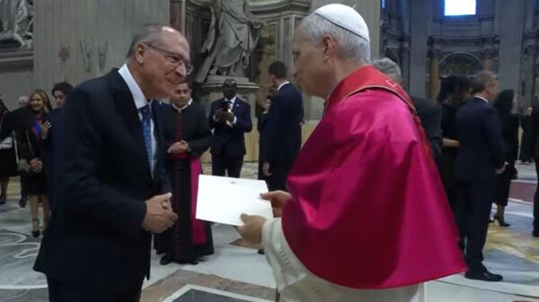Geraldo Alckmin entrega ao Papa Leão XIV convite para a COP30 no Brasil. Vaticano, 18 de maio de 2025 - Sputnik Brasil