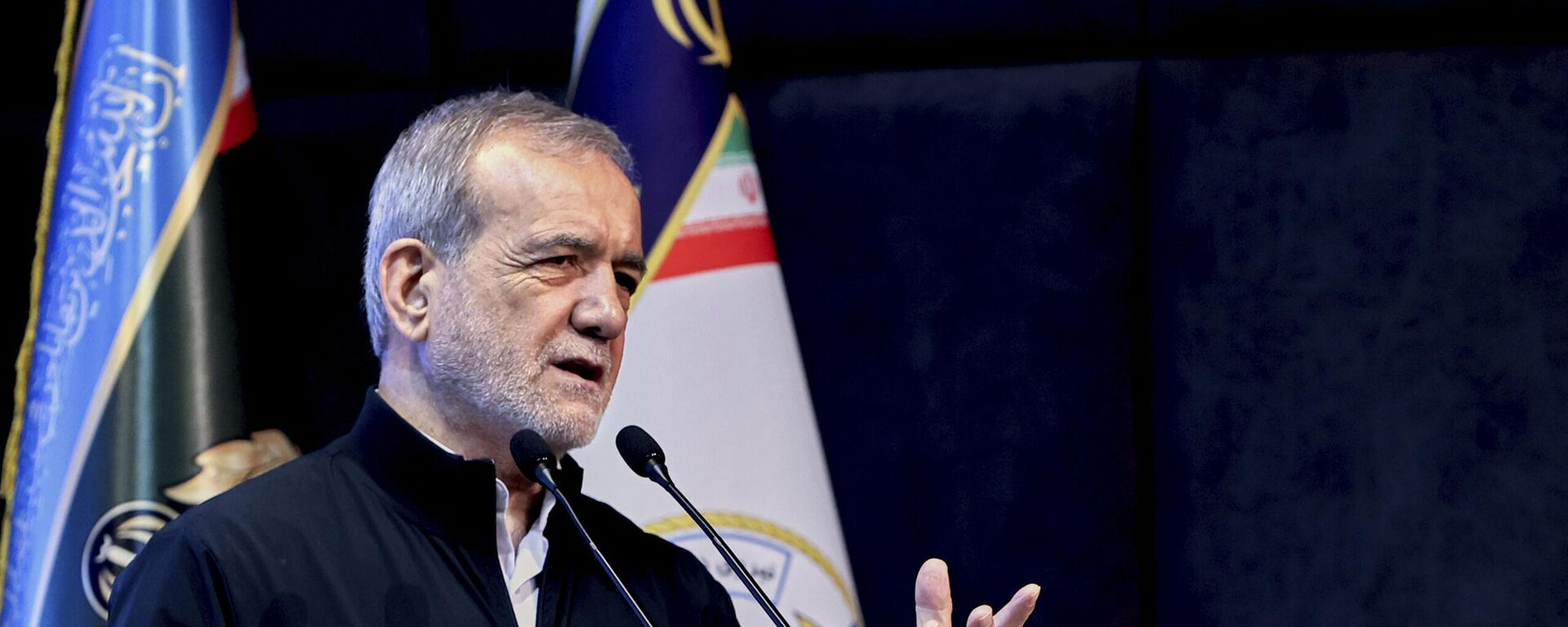 Masoud Pezeshkian fala com oficiais da Marinha em Teerã. Irã, 17 de maio de 2025 - Sputnik Brasil, 1920, 21.06.2025