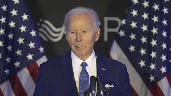 Joe Biden discursa em uma conferência em Chicago, Illinois. EUA, 15 de abril de 2025 - Sputnik Brasil
