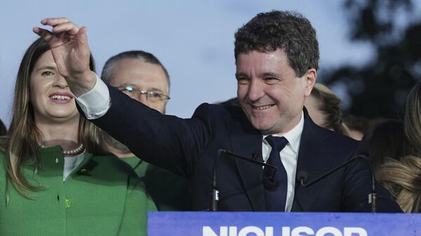 Candidato presidencial da Romênia, Nicusor Dan, fala à imprensa após o fechamento das urnas no segundo turno das eleições presidenciais em Bucareste, 18 de maio de 2025 Candidato presidencial da Romênia, Nicusor Dan, fala à imprensa após o fechamento das urnas no segundo turno das eleições presidenciais em Bucareste, 18 de maio de 2025 - Sputnik Brasil