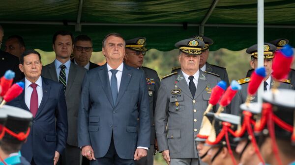 Ex-presidente Jair Bolsonaro e Ex-comandante do Exército Brasileiro general Marco Antônio Freire Gomes durante formatura do primeiro ano da formação na Academia Militar das Agulhas Negras, em 20 de agosto de 2022 - Sputnik Brasil