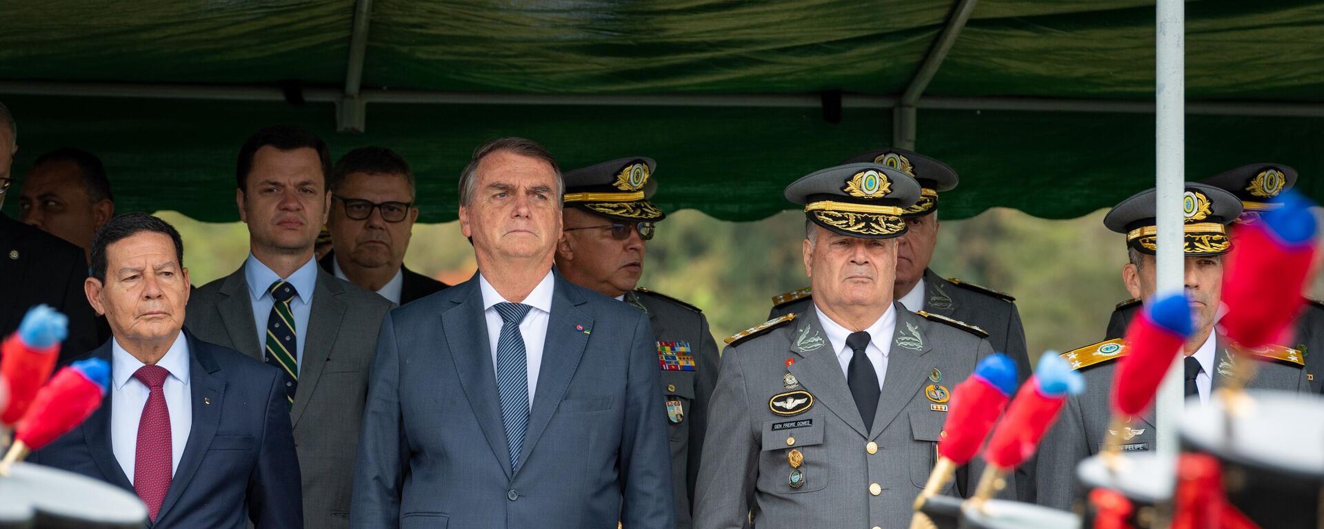 Ex-presidente Jair Bolsonaro e Ex-comandante do Exército Brasileiro general Marco Antônio Freire Gomes durante formatura do primeiro ano da formação na Academia Militar das Agulhas Negras, em 20 de agosto de 2022 - Sputnik Brasil, 1920, 19.05.2025