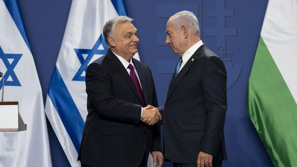 O primeiro-ministro húngaro Viktor Orbán (E) e o primeiro-ministro israelense Benjamin Netanyahu apertam as mãos após uma declaração à imprensa no Mosteiro Carmelita no Castelo de Buda em Budapeste, Hungria, 3 de abril de 2025 - Sputnik Brasil
