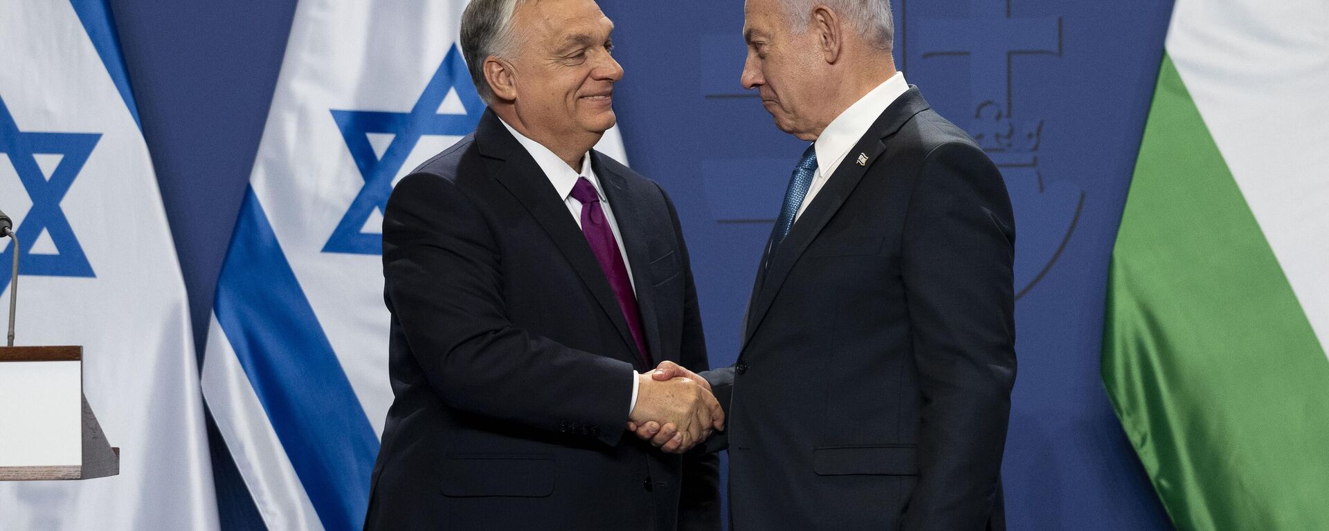 O primeiro-ministro húngaro Viktor Orbán (E) e o primeiro-ministro israelense Benjamin Netanyahu apertam as mãos após uma declaração à imprensa no Mosteiro Carmelita no Castelo de Buda em Budapeste, Hungria, 3 de abril de 2025 - Sputnik Brasil, 1920, 20.05.2025