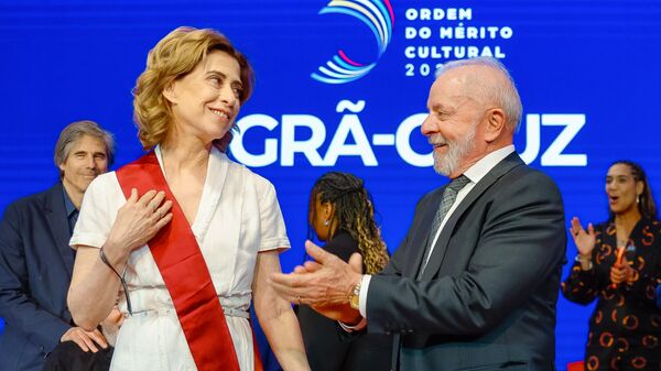 Presidente da República, Luiz Inácio Lula da Silva e a atriz Fernanda Torres durante a cerimônia de entrega da Ordem do Mérito Cultural (OMC), no Palácio Gustavo Capanema. Rio de Janeiro (RJ), 20 de maio de 2025 - Sputnik Brasil