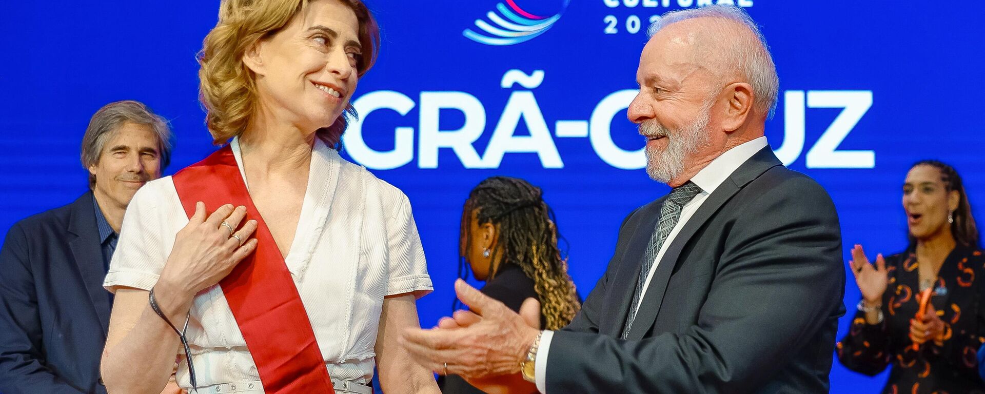 Presidente da República, Luiz Inácio Lula da Silva e a atriz Fernanda Torres durante a cerimônia de entrega da Ordem do Mérito Cultural (OMC), no Palácio Gustavo Capanema. Rio de Janeiro (RJ), 20 de maio de 2025 - Sputnik Brasil, 1920, 20.05.2025