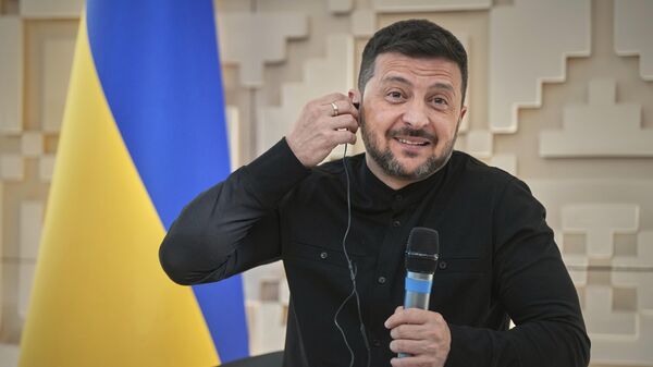 O líder ucraniano Vladimir Zelensky conversa com jornalistas na Embaixada da Ucrânia em Ancara, Turquia, 15 de maio de 2025 - Sputnik Brasil