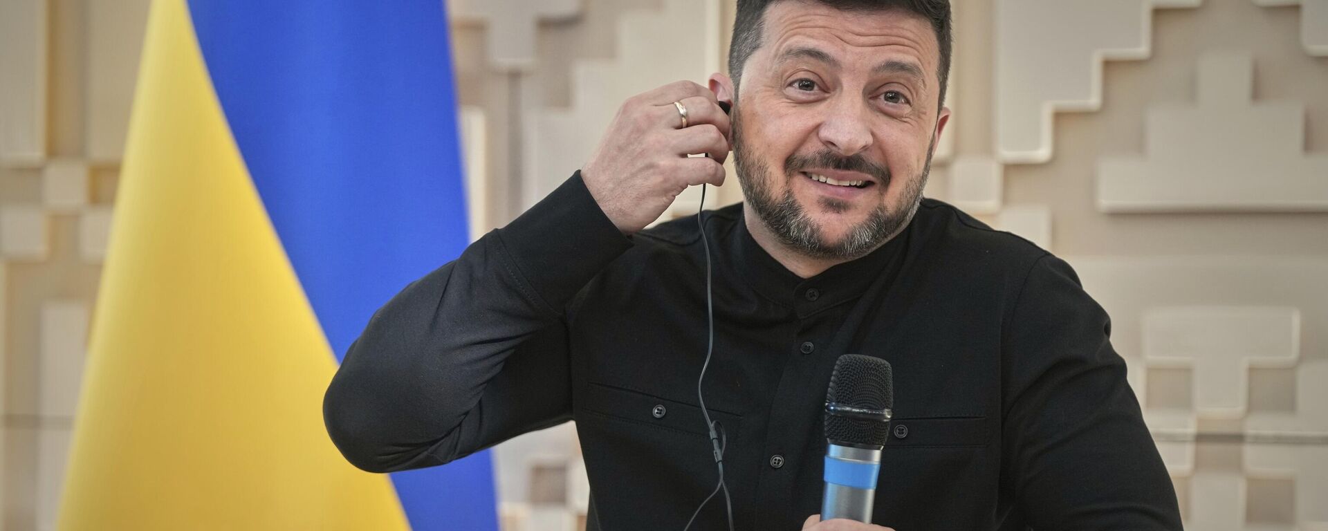 O líder ucraniano Vladimir Zelensky conversa com jornalistas na Embaixada da Ucrânia em Ancara, Turquia, 15 de maio de 2025 - Sputnik Brasil, 1920, 21.05.2025