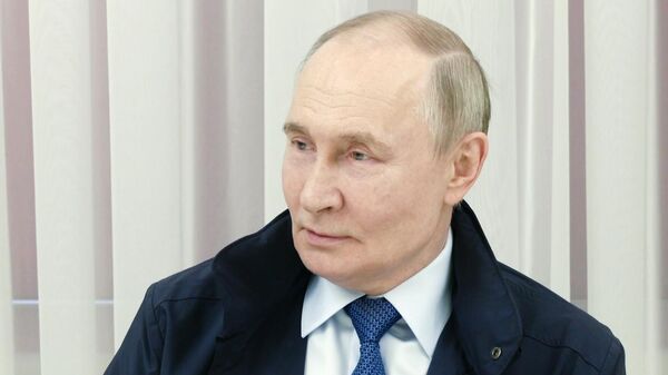 O presidente russo, Vladimir Putin, realiza uma reunião com chefes de municípios na região de Kursk, 20 de maio de 2025. - Sputnik Brasil