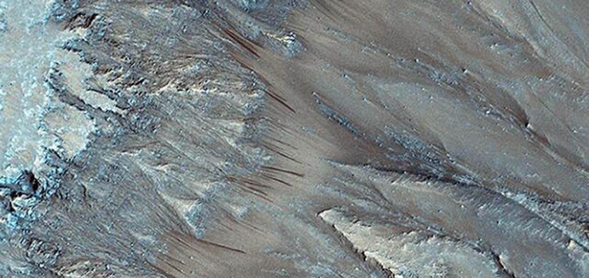 Imagem da câmera HiRISE no Mars Reconnaissance Orbiter da NASA mostra linhas de declive recorrentes na Cratera Palikir Imagem da câmera HiRISE no Mars Reconnaissance Orbiter da NASA mostra linhas de declive recorrentes na Cratera Palikir