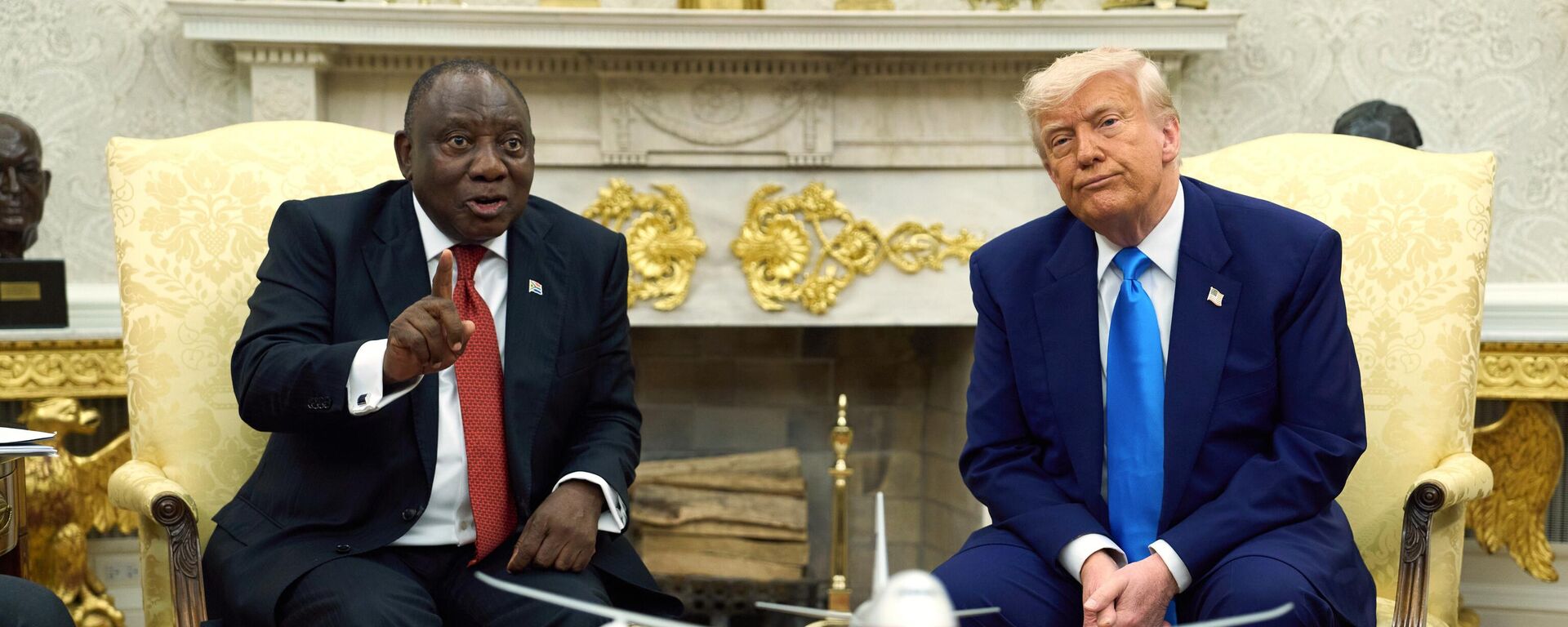 No Salão Oval da Casa Branca, os presidentes Cyril Ramaphosa, da África do Sul, e Donald Trump, dos EUA, divergem após o chefe de Estado americano denunciar um suposto genocídio branco no país africano. Washington, D.C., EUA, 21 de maio de 2025 - Sputnik Brasil, 1920, 21.05.2025