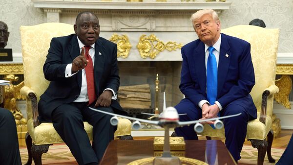 No Salão Oval da Casa Branca, os presidentes Cyril Ramaphosa, da África do Sul, e Donald Trump, dos EUA, divergem após o chefe de Estado americano denunciar um suposto genocídio branco no país africano. Washington, D.C., EUA, 21 de maio de 2025 - Sputnik Brasil