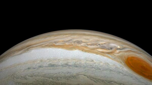 A sonda espacial Juno da NASA registra esta imagem impressionante durante seu sobrevoo mais recente por Júpiter. Esta imagem destaca o contraste entre o colorido Cinturão Equatorial Sul e a predominantemente branca Zona Tropical Meridional, uma latitude que também apresenta o fenômeno mais famoso de Júpiter, a persistente tempestade anticiclônica conhecida como Grande Mancha Vermelha - Sputnik Brasil