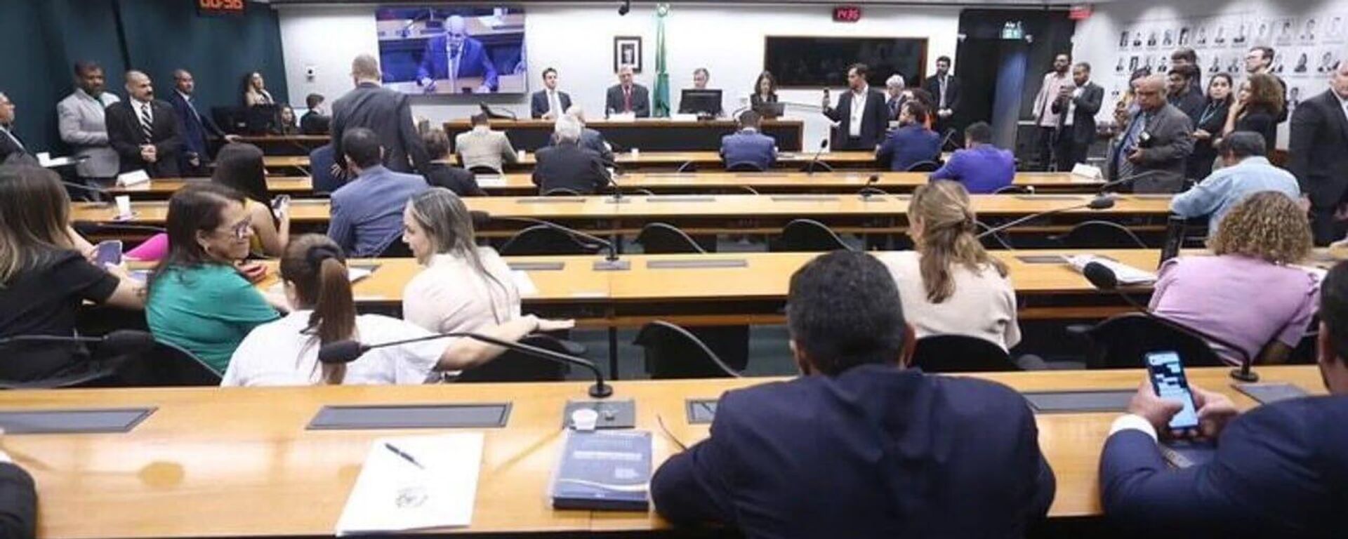 Câmara dos Deputados aprova projeto de reajuste salarial para servidores - Sputnik Brasil, 1920, 21.05.2025