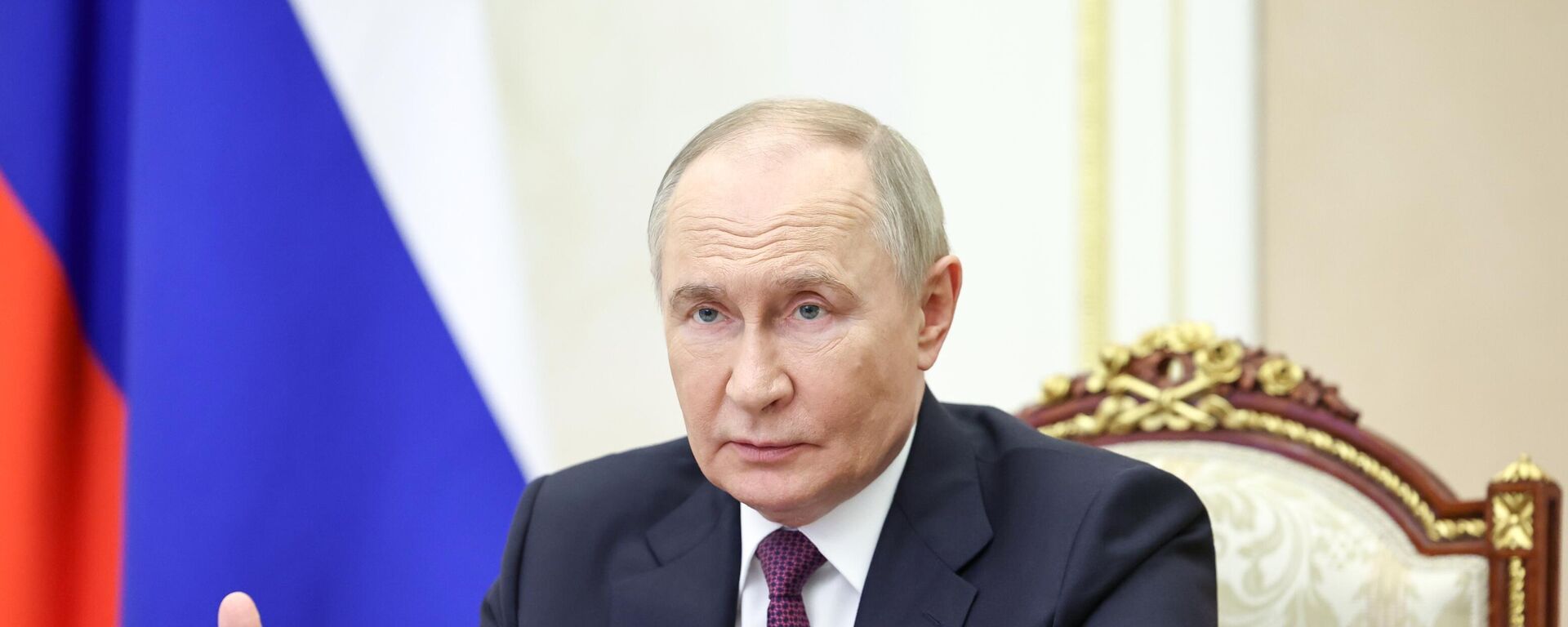 O presidente russo, Vladimir Putin, está realizando uma reunião governamental dedicada à sua visita à recém-libertada região de Kursk.  - Sputnik Brasil, 1920, 21.06.2025