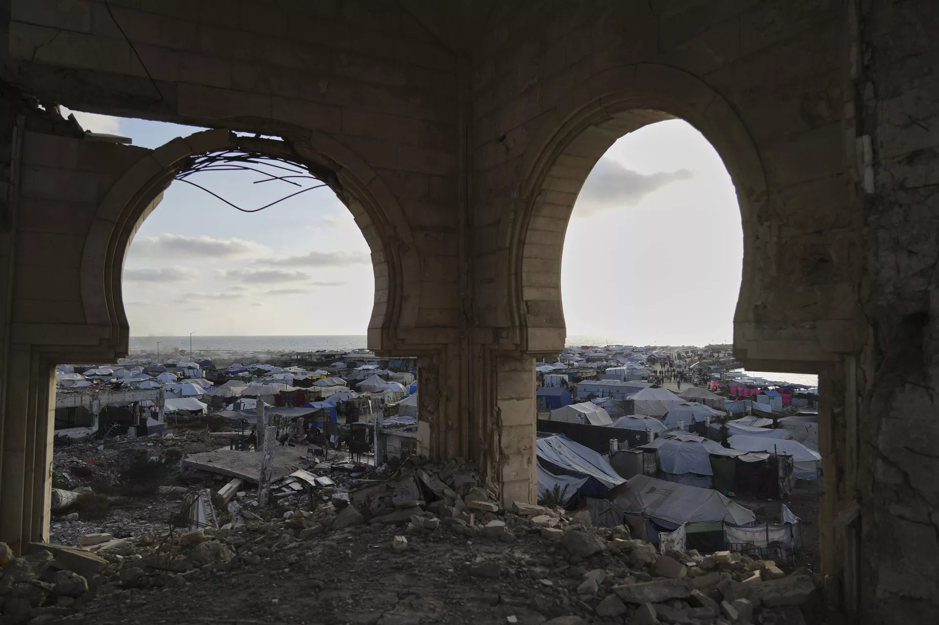 Acampamento improvisado para palestinos deslocados se estende pelo porto da Cidade de Gaza, 22 de maio de 2025. - Sputnik Brasil, 1920, 23.05.2025