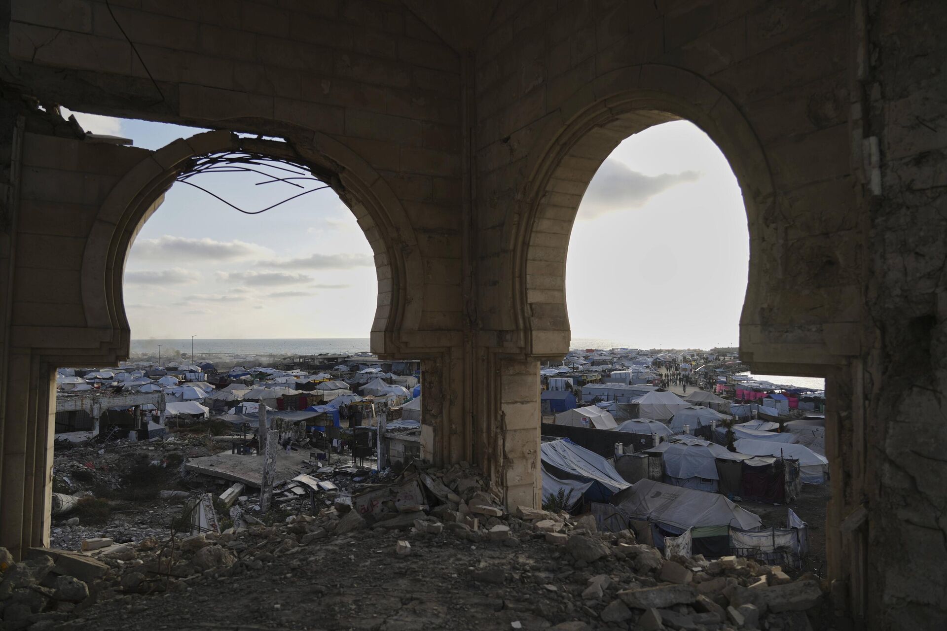 Acampamento improvisado para palestinos deslocados se estende pelo porto da Cidade de Gaza, 22 de maio de 2025. Acampamento improvisado para palestinos deslocados se estende pelo porto da Cidade de Gaza, 22 de maio de 2025.