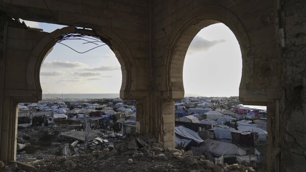 Acampamento improvisado para palestinos deslocados se estende pelo porto da Cidade de Gaza, 22 de maio de 2025. - Sputnik Brasil