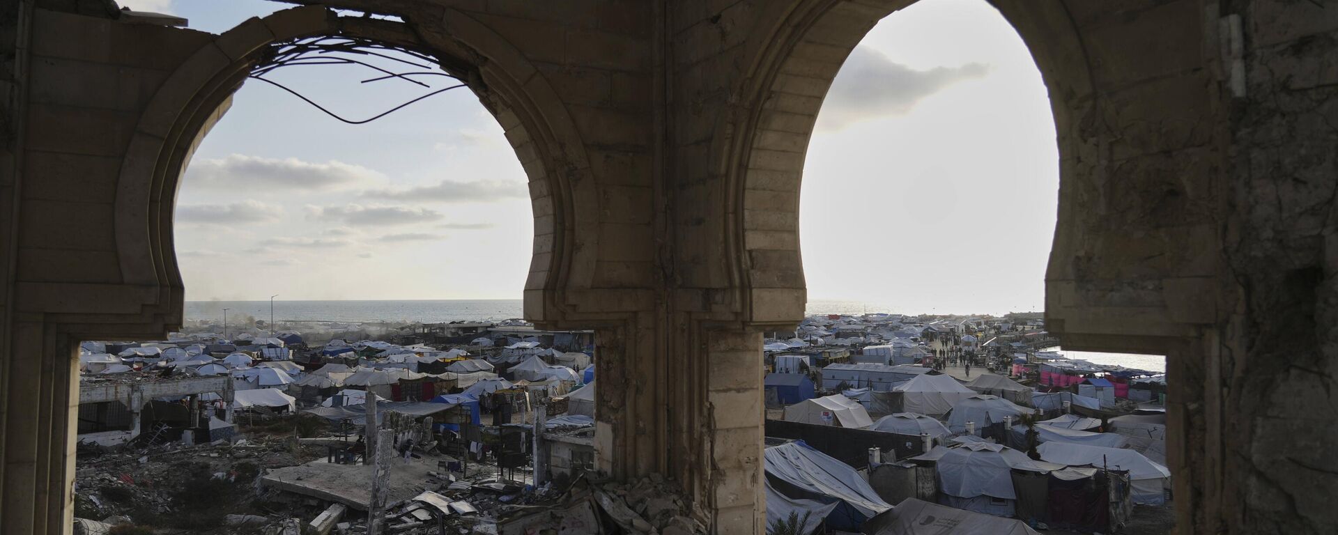 Acampamento improvisado para palestinos deslocados se estende pelo porto da Cidade de Gaza, 22 de maio de 2025. - Sputnik Brasil, 1920, 20.06.2025