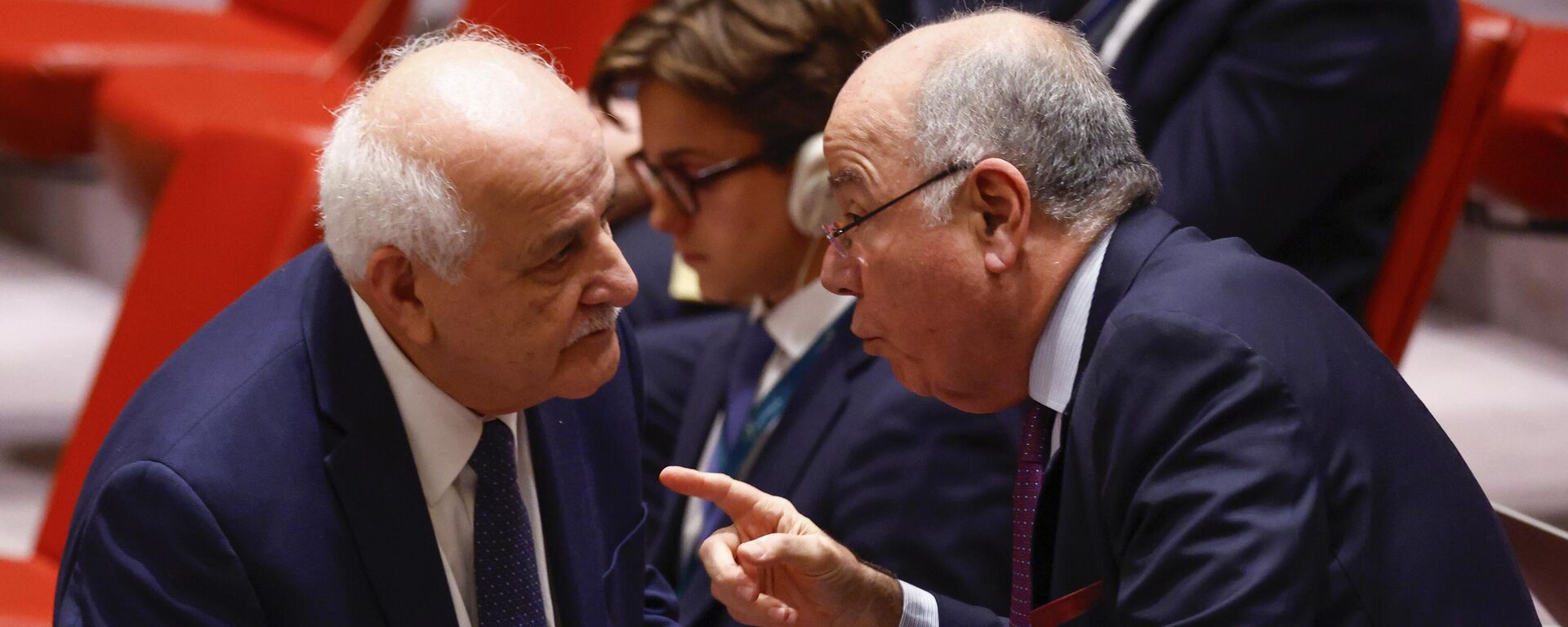 O embaixador palestino na ONU, Riyad Mansour (à esquerda), fala com o ministro das Relações Exteriores do Brasil, Mauro Vieira, durante uma reunião do Conselho de Segurança das Nações Unidas sobre a situação no Oriente Médio, 29 de outubro de 2024 - Sputnik Brasil, 1920, 23.05.2025
