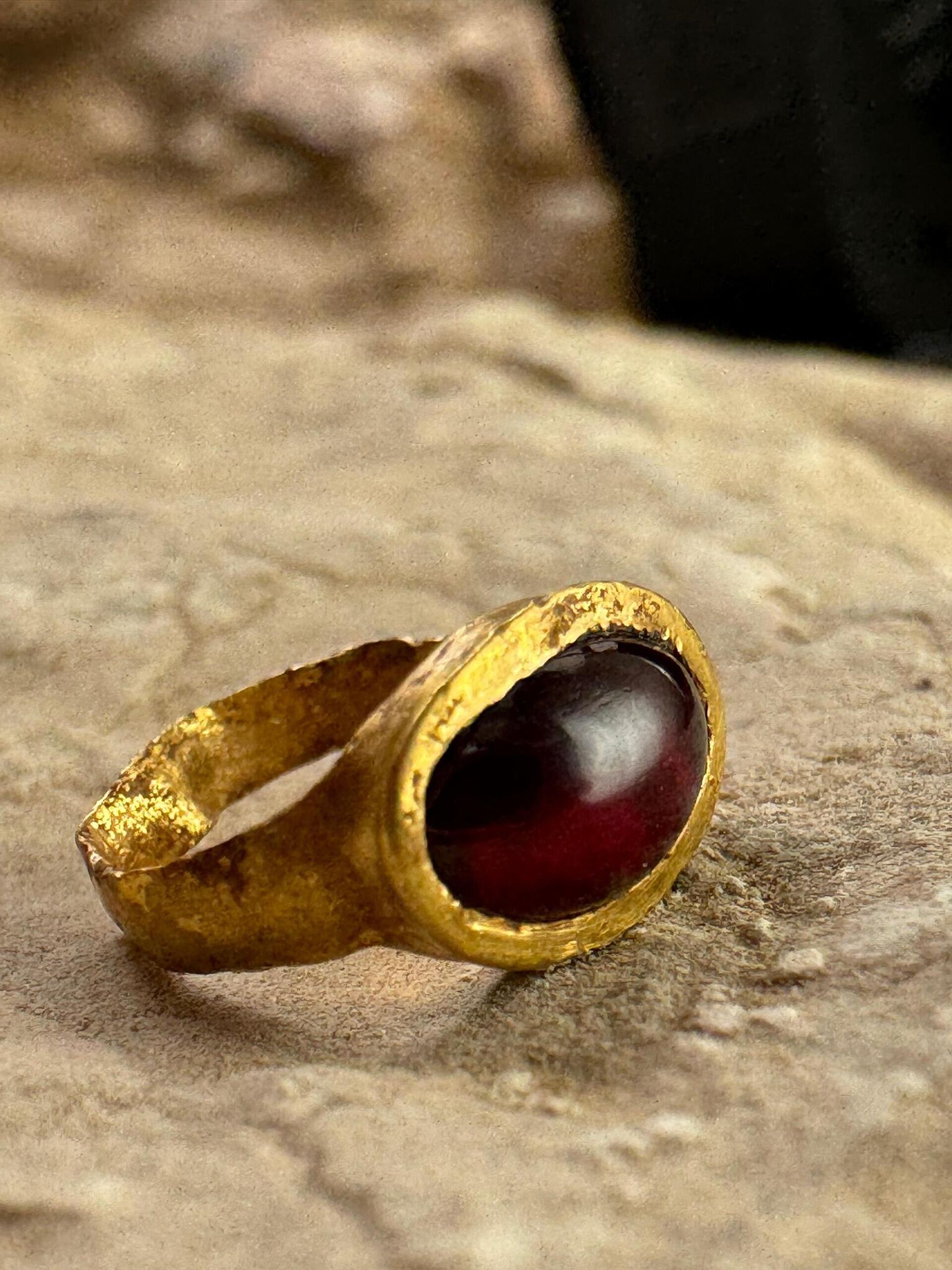 O anel de ouro descoberto durante as escavações da Autoridade de Antiguidades de Israel na Cidade de Davi em Israel. O anel de ouro descoberto durante as escavações da Autoridade de Antiguidades de Israel na Cidade de Davi em Israel.